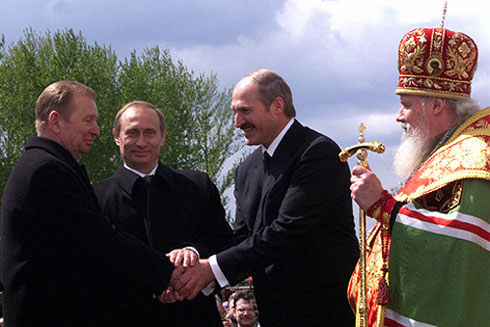 Unveiling of the Unity Bell by Presidents Kuchma, Putin and Lukashenko and Patriach Alexius II (2000, copyright kremlin.ru)