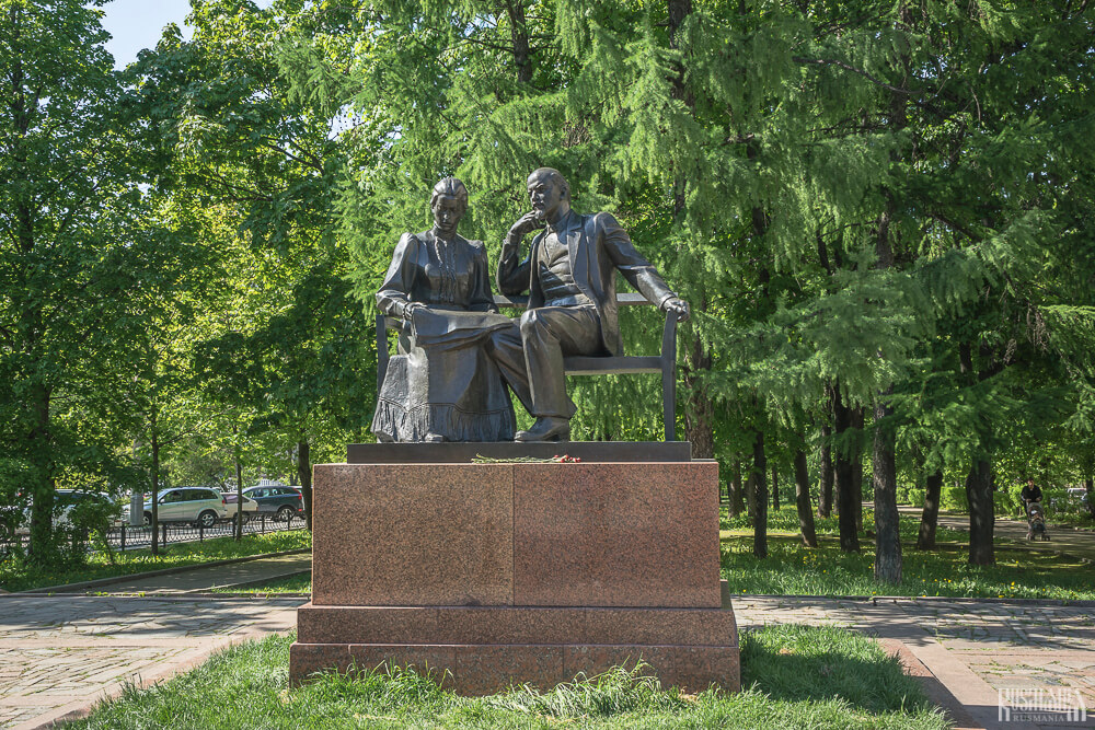 Lenin and Krupskaya monument in Moscow