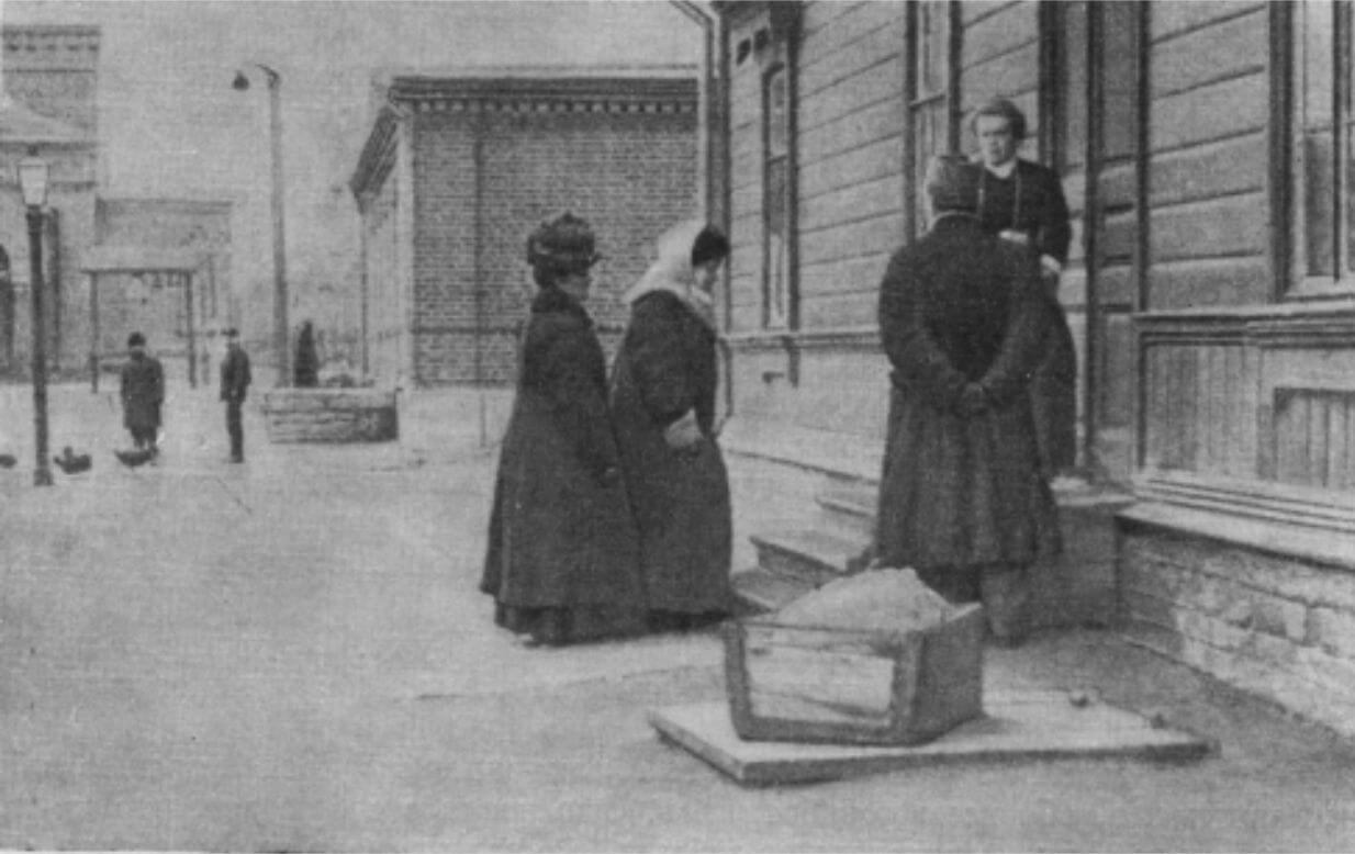 Tolstoy's wife near the Ozolin House. 1910