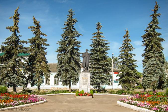 Vladimir Lenin Monument (July 2012)