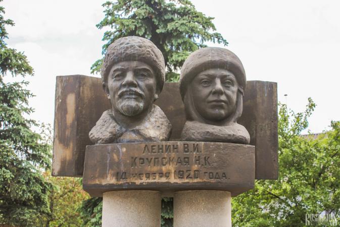 Vladimir Lenin and Nadezhda Krupskaya Monument (June 2009)