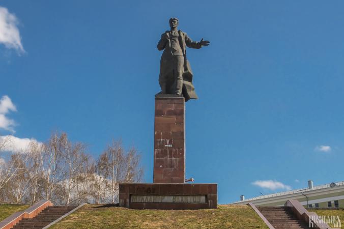 Mullanur Vakhitov Monument (May 2013)
