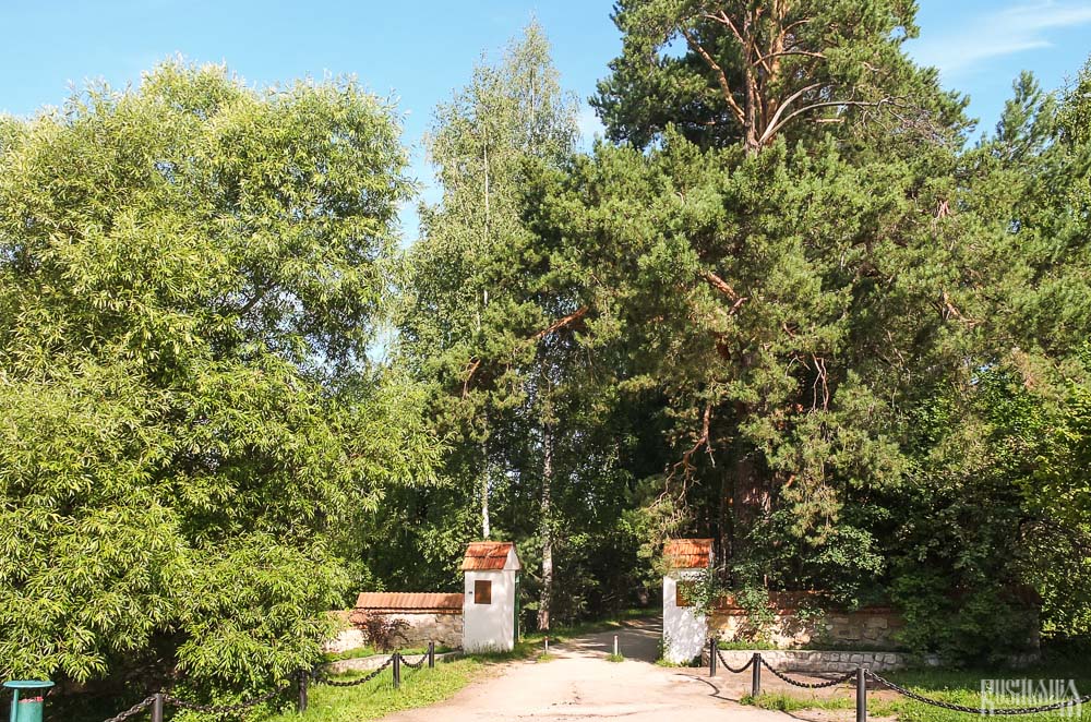 Main gates of Polenovo