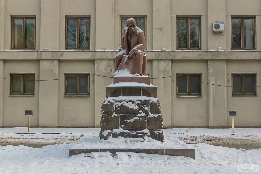 Lenin monument in Moscow, Ulitsa Tverskaya