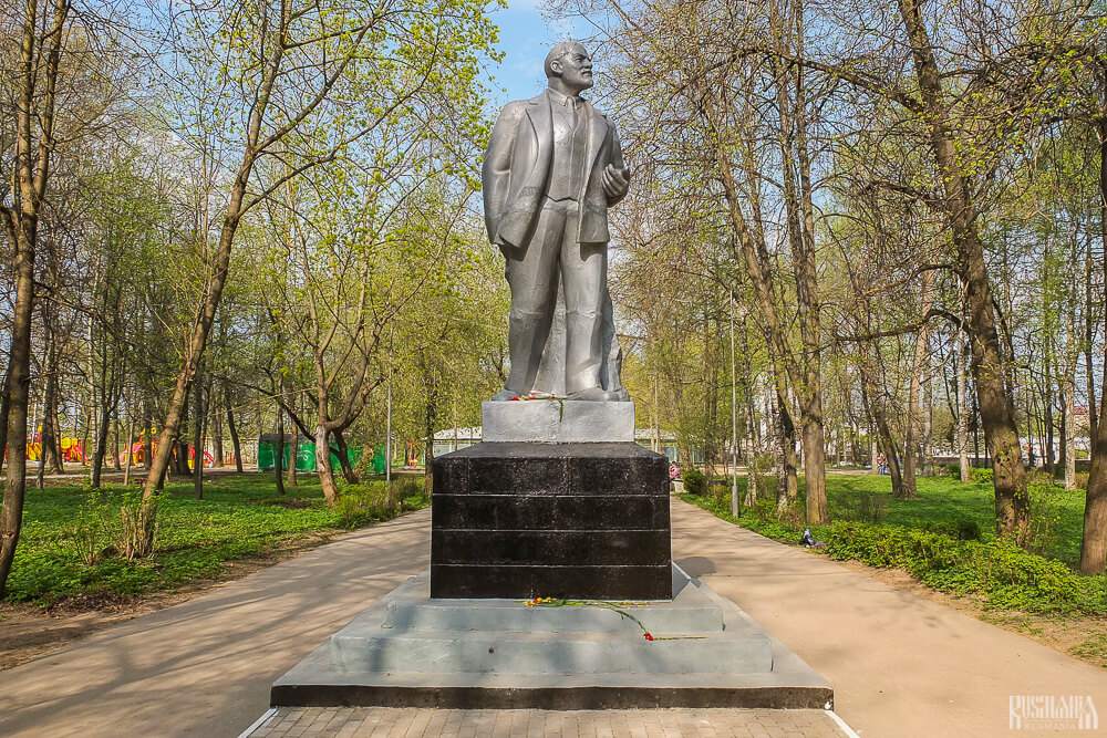 Lenin Monument, Ostrov