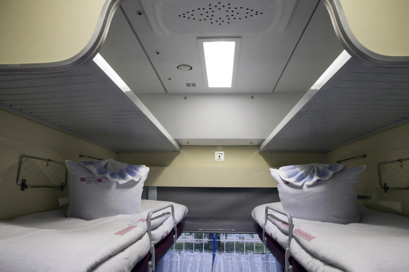 Shelves above the upper bunks in the platskartny carriage | ©rzd.ru