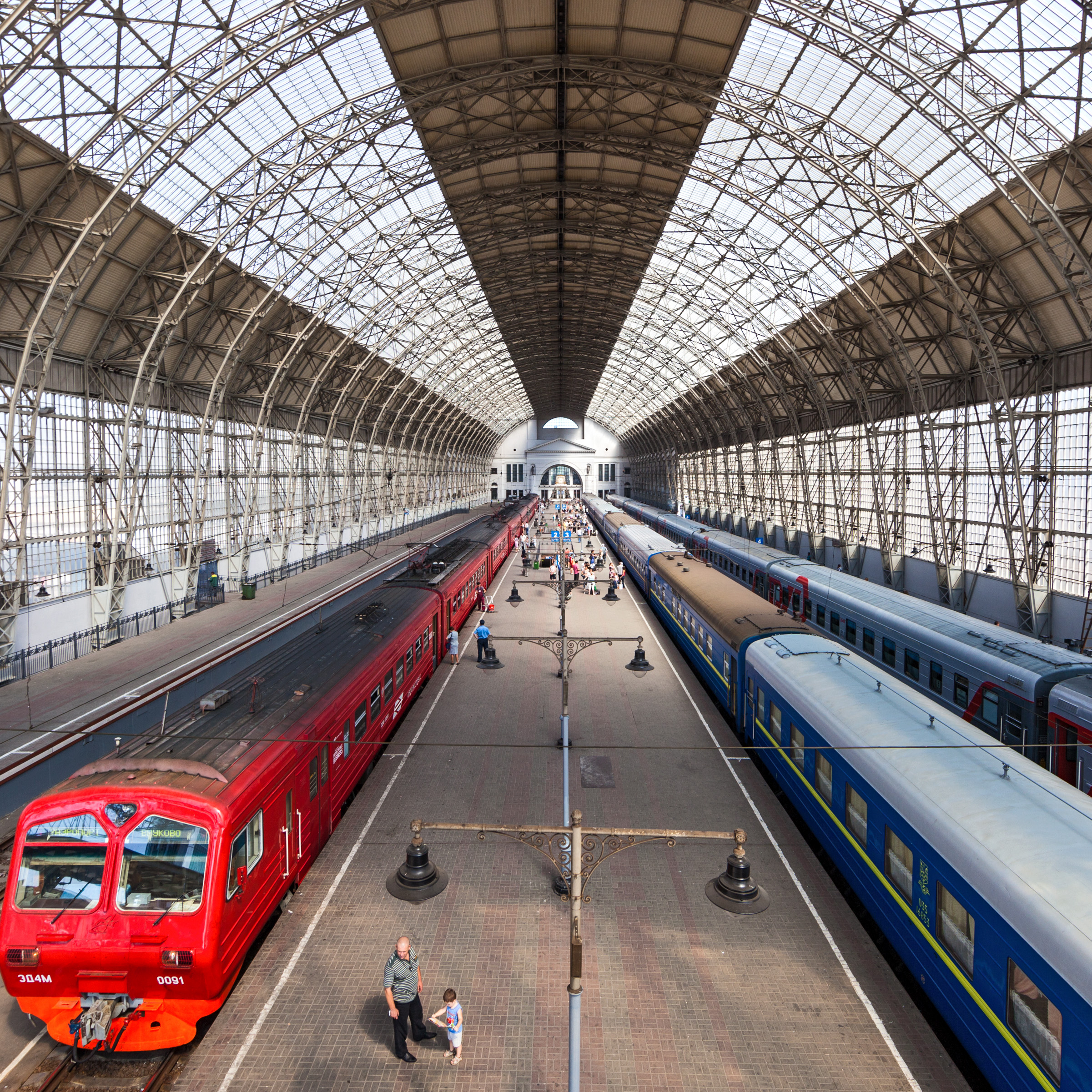 Станции железной дороги москвы. Поезд на станции. РЖД вокзал. Поезд на вокзале. Киевский вокзал.