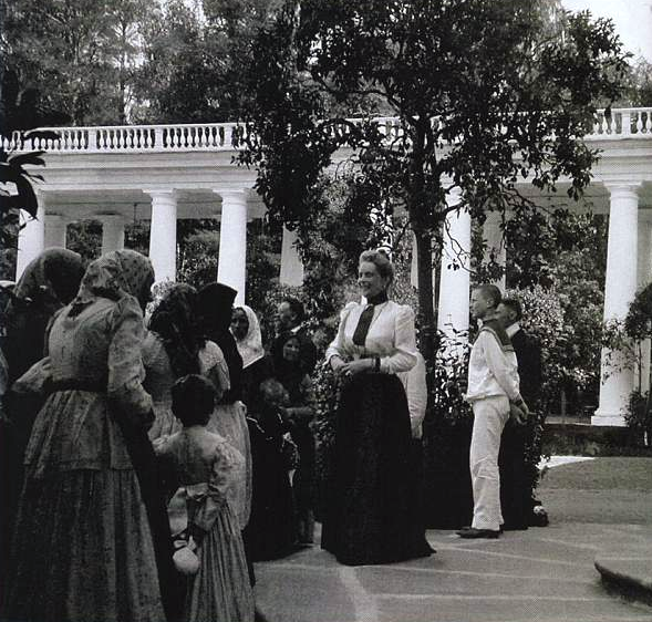 Princess Yusupova gives out treats to peasants at the Arkhangelskoe Estate.