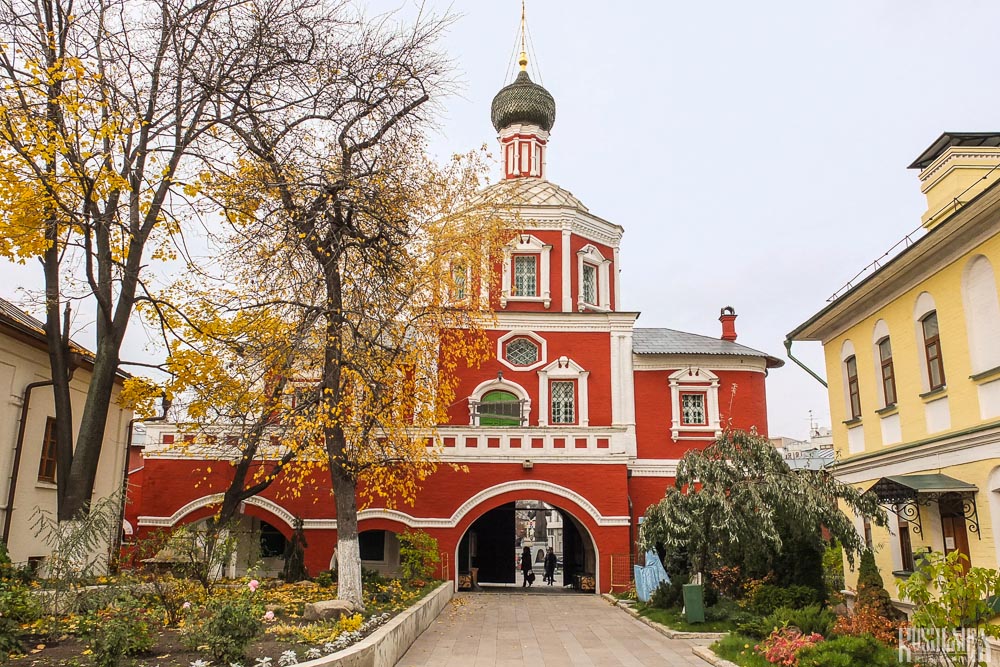 Зачатьевский монастырь москва метро. Зачатьевский ставропигиальный монастырь. Надвратный храм Зачатьевского монастыря. Зачатьевский монастырь в Москве. Надвратная Церковь Нерукотворного Спаса.