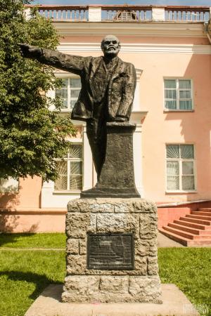 Vladimir Lenin Monument (June 2009)