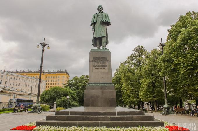 Nikolai Gogol Monument (July 2013)
