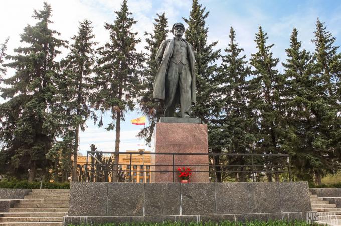 Vladimir Lenin Monument (May 2014)