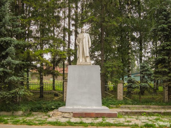 Vladimir Lenin Monument (August 2010)