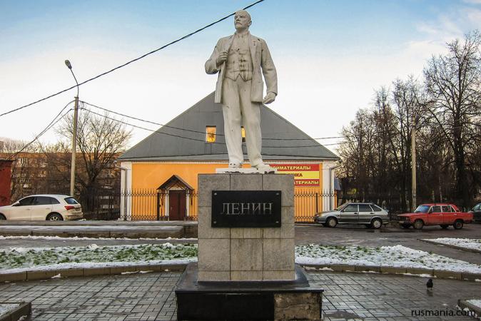 Vladimir Lenin Monument on Ulitsa Lenina (December 2011)