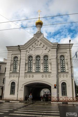 Vlasievskaya (Znamenskaya) Tower and Our Lady of the Sign Chapel (September 2011)